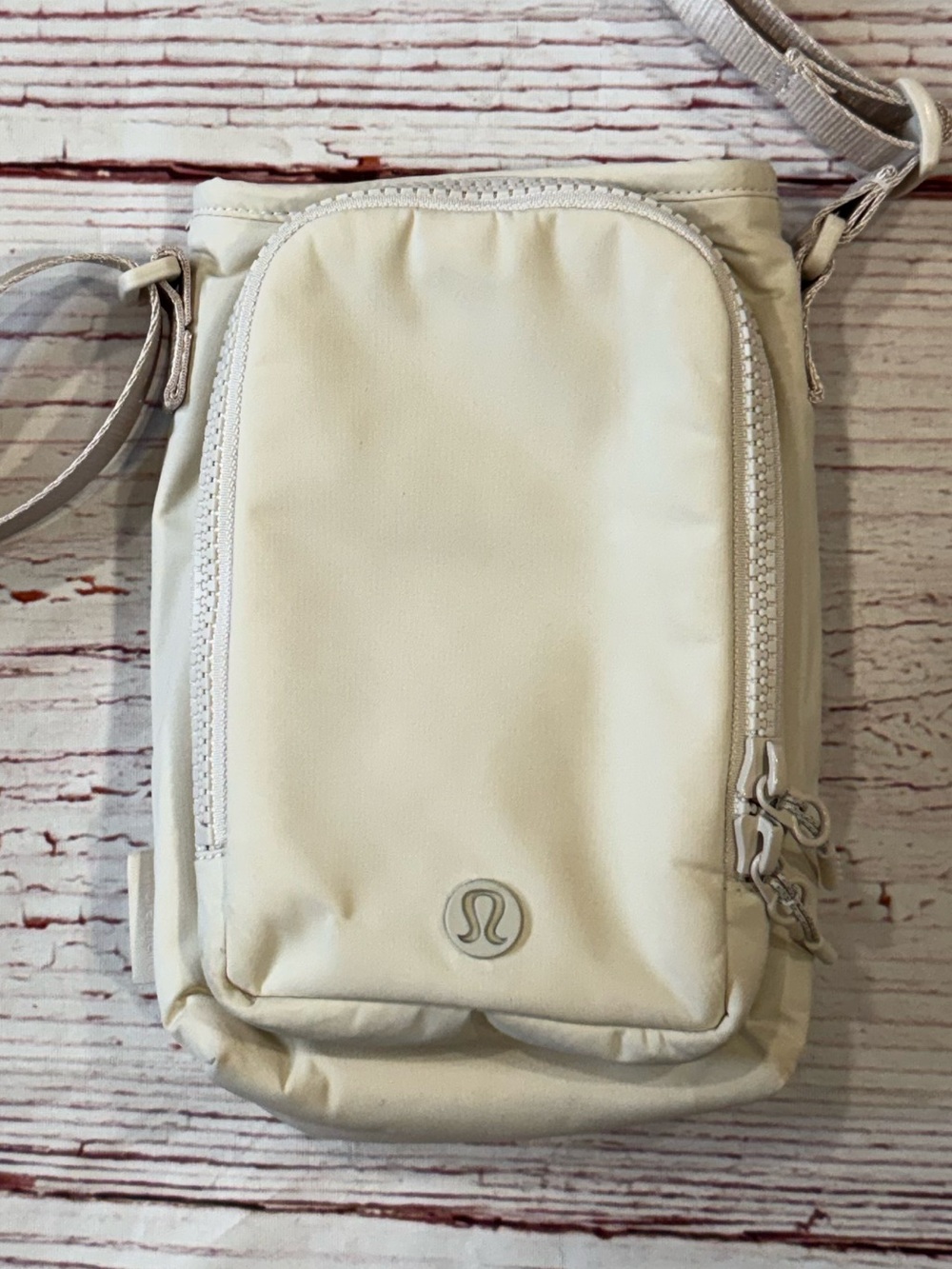 Lululemon Water Bottle Crossbody with Front Pocket 2L in Light Ivory - Picture 3 of 9